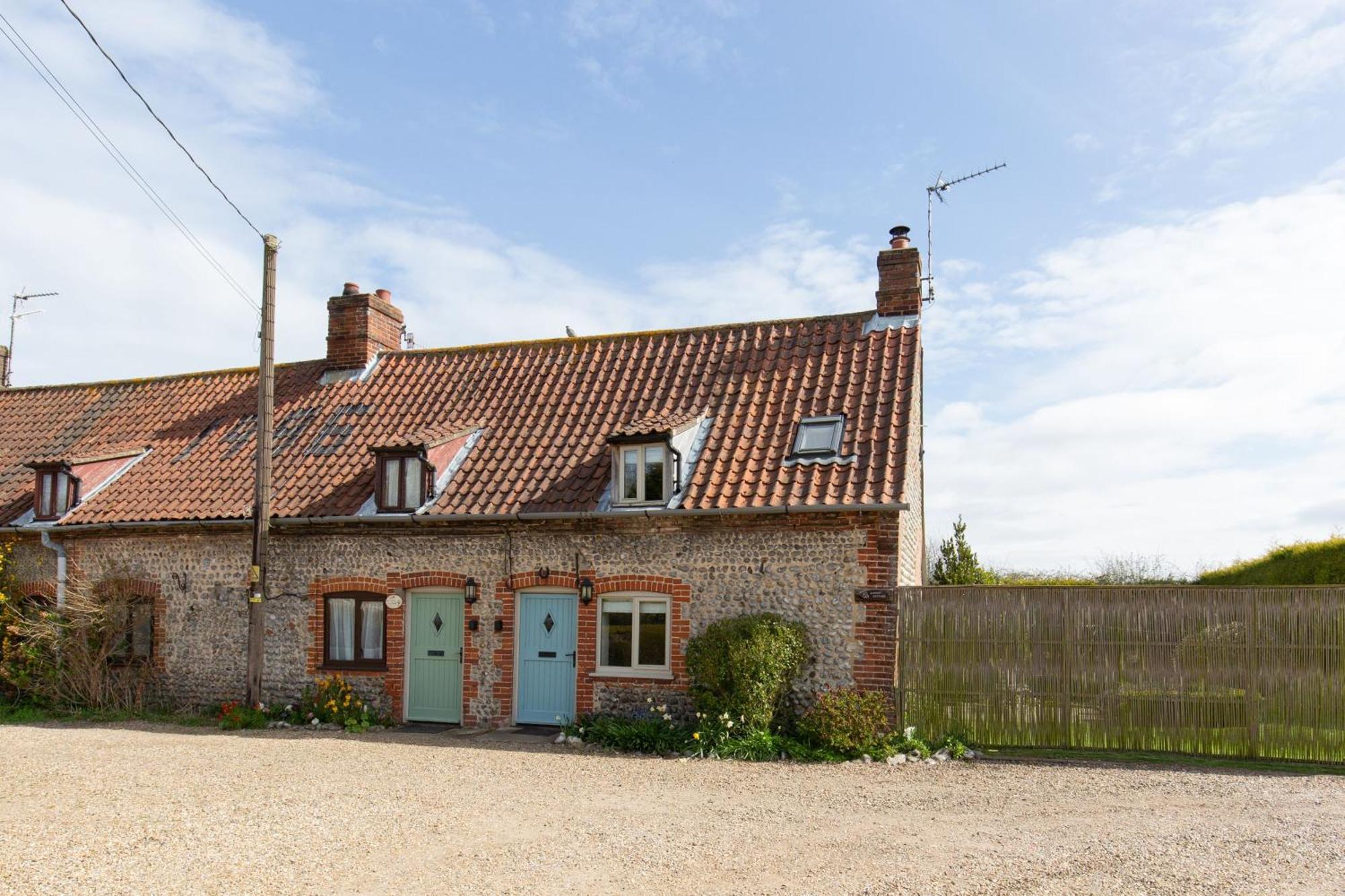 Garden Cottage West Beckham Exterior photo